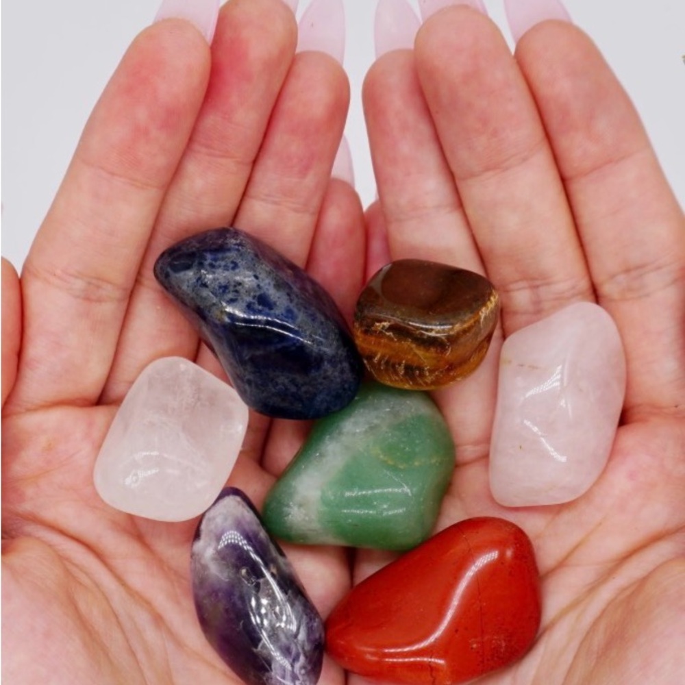 BOGO 🌸🌼

7 piece chakra stone set  in black gift pouch
